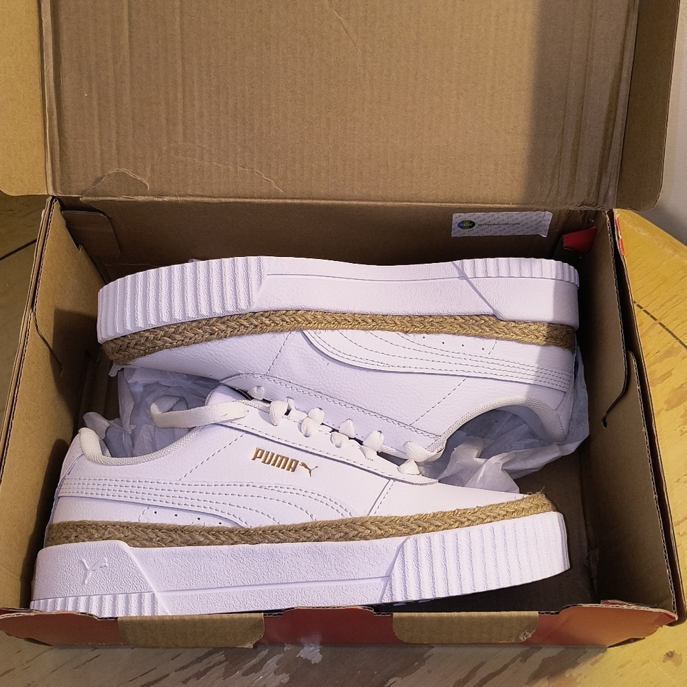 🌸 puma Carina women's size 6.5
